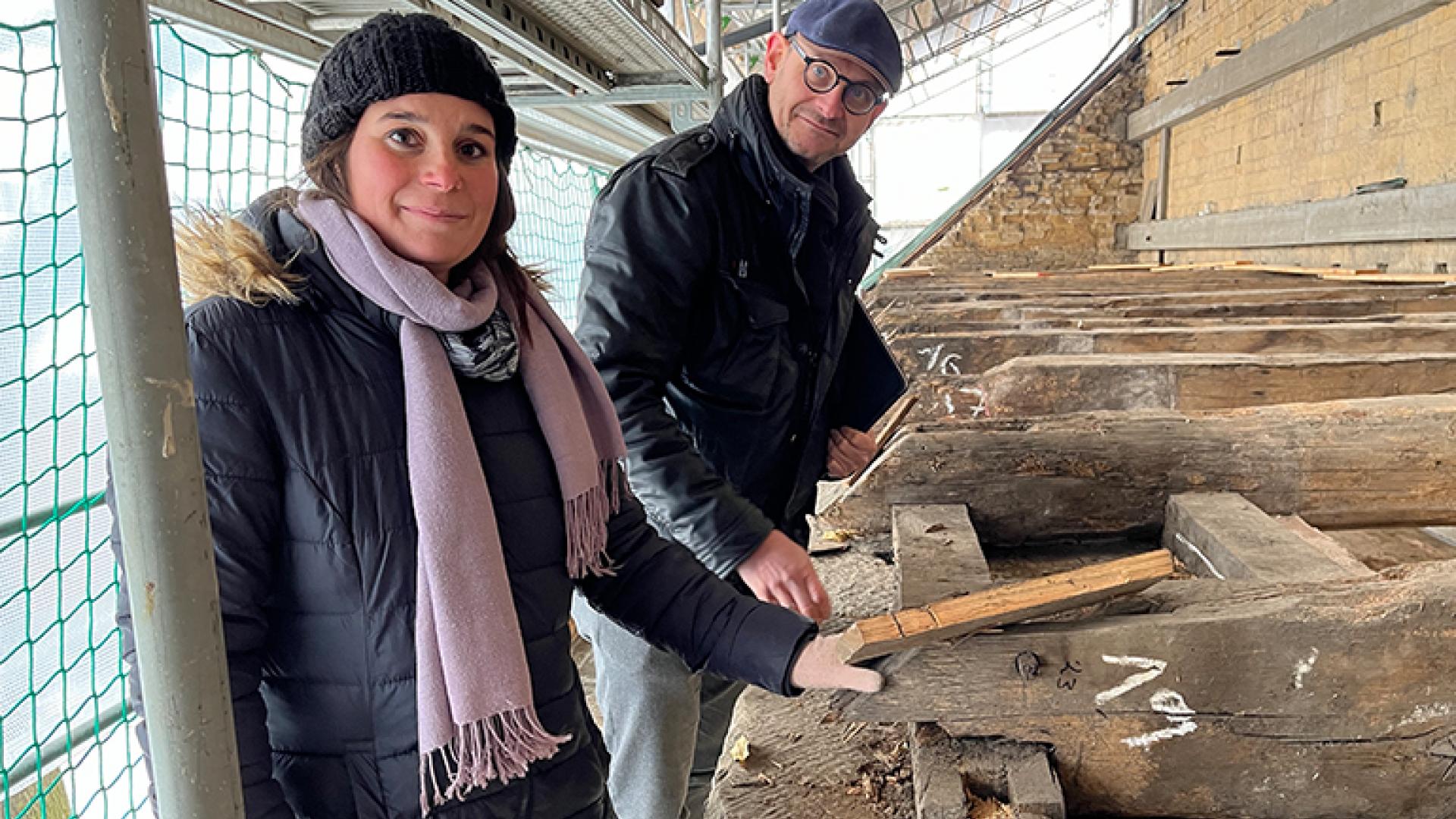 Baufachleute im Dachstuhl der Stiftskirche