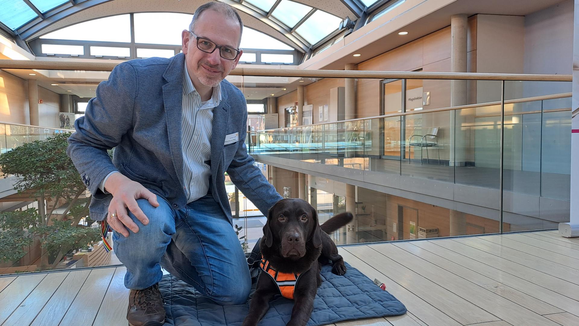 Ein Mann mit einem Hund