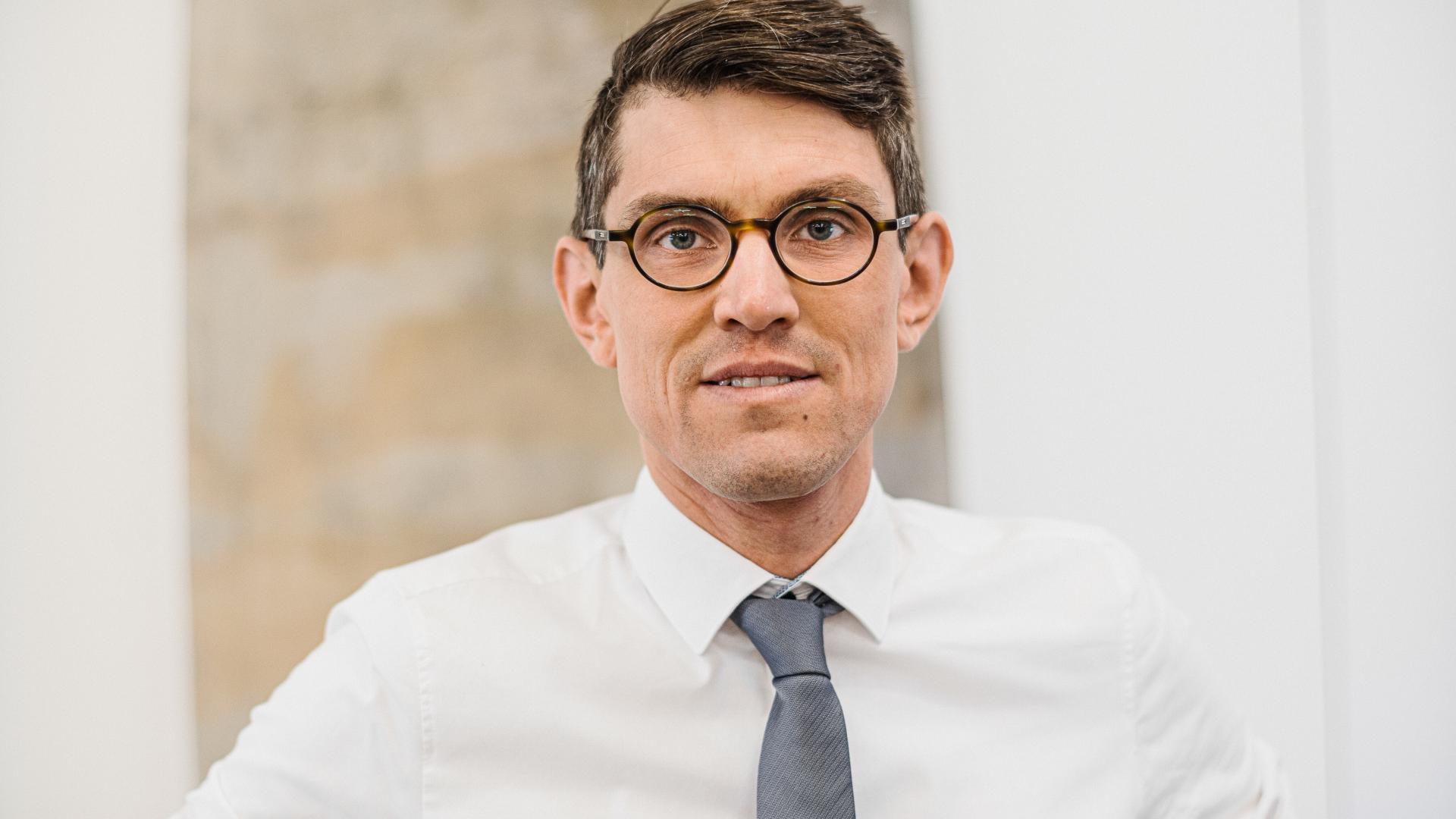 Thomas Arnold lächelt in die Kamera