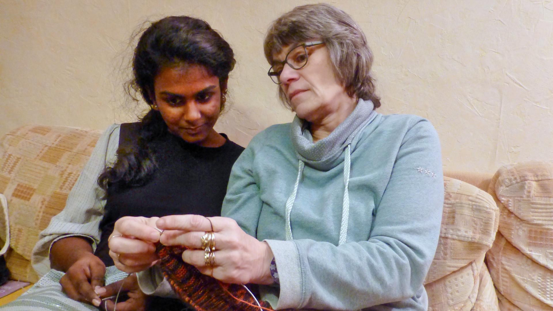 Dorothee Boß zeigt Aneena aus Indien wie Stricken geht.