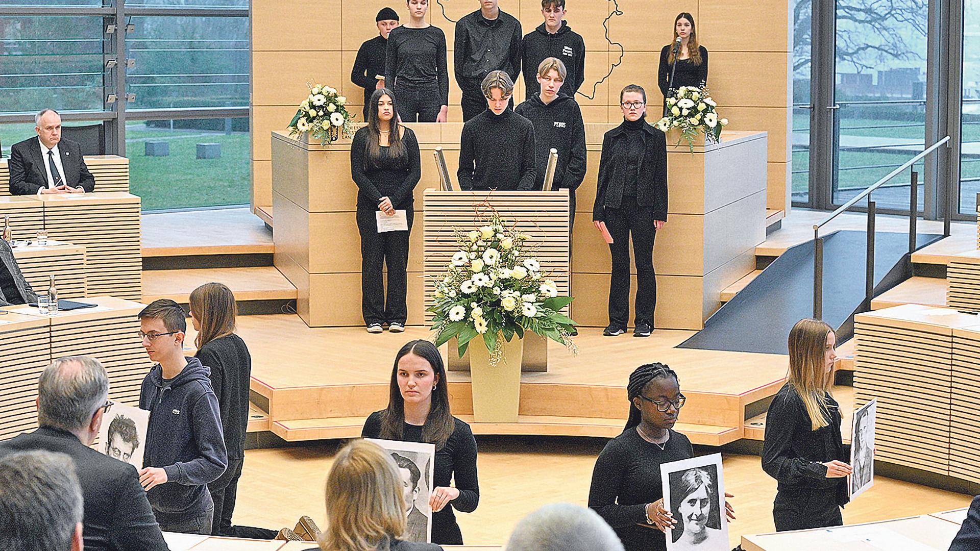 Im Kieler Landeshaus erinnerten Schüler der Theodor-Mommsen-Schule Bad Oldesloe  an Verfolgte der Nationalsozialisten.