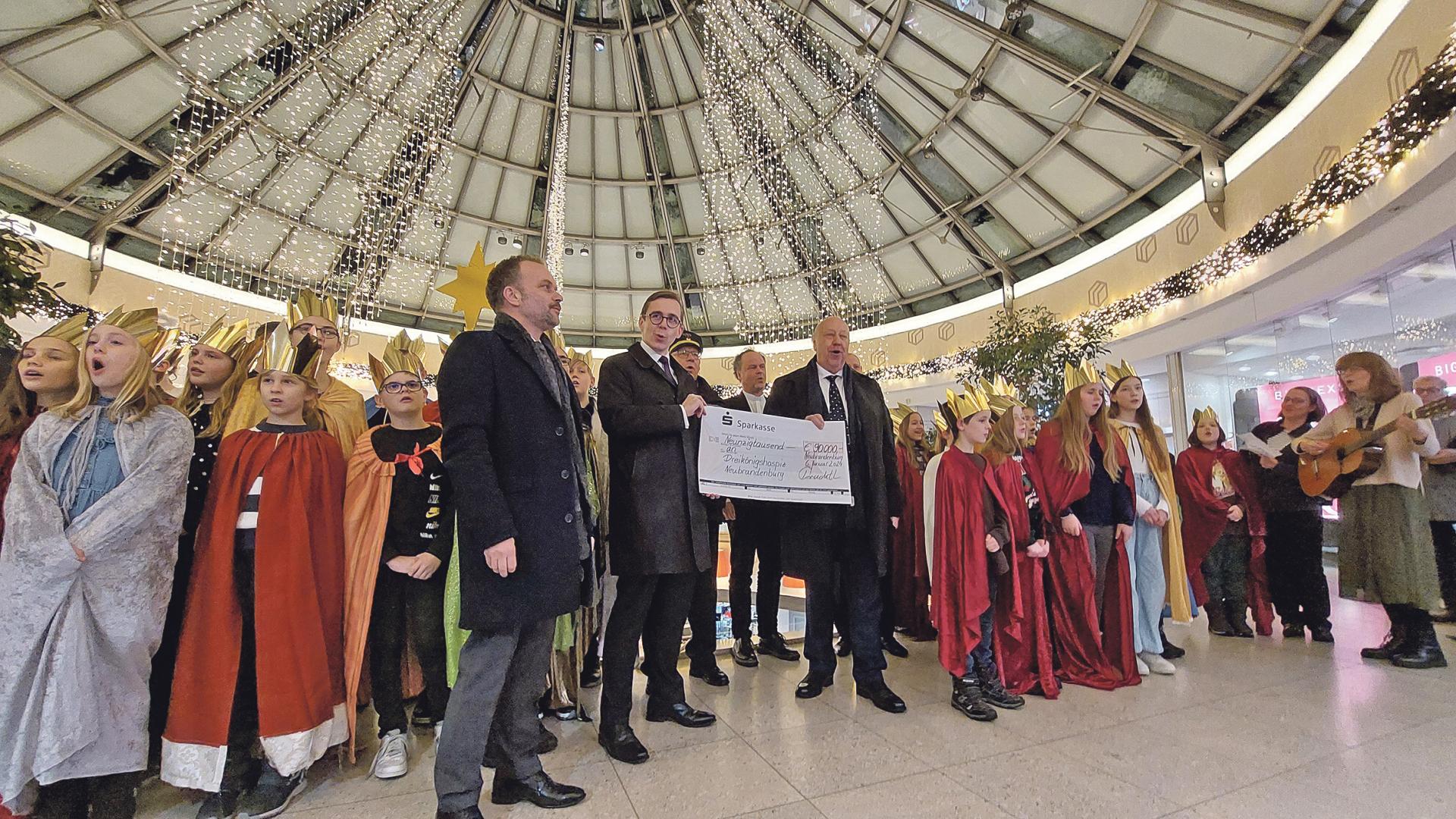 Personen bei Spendenübergabe.