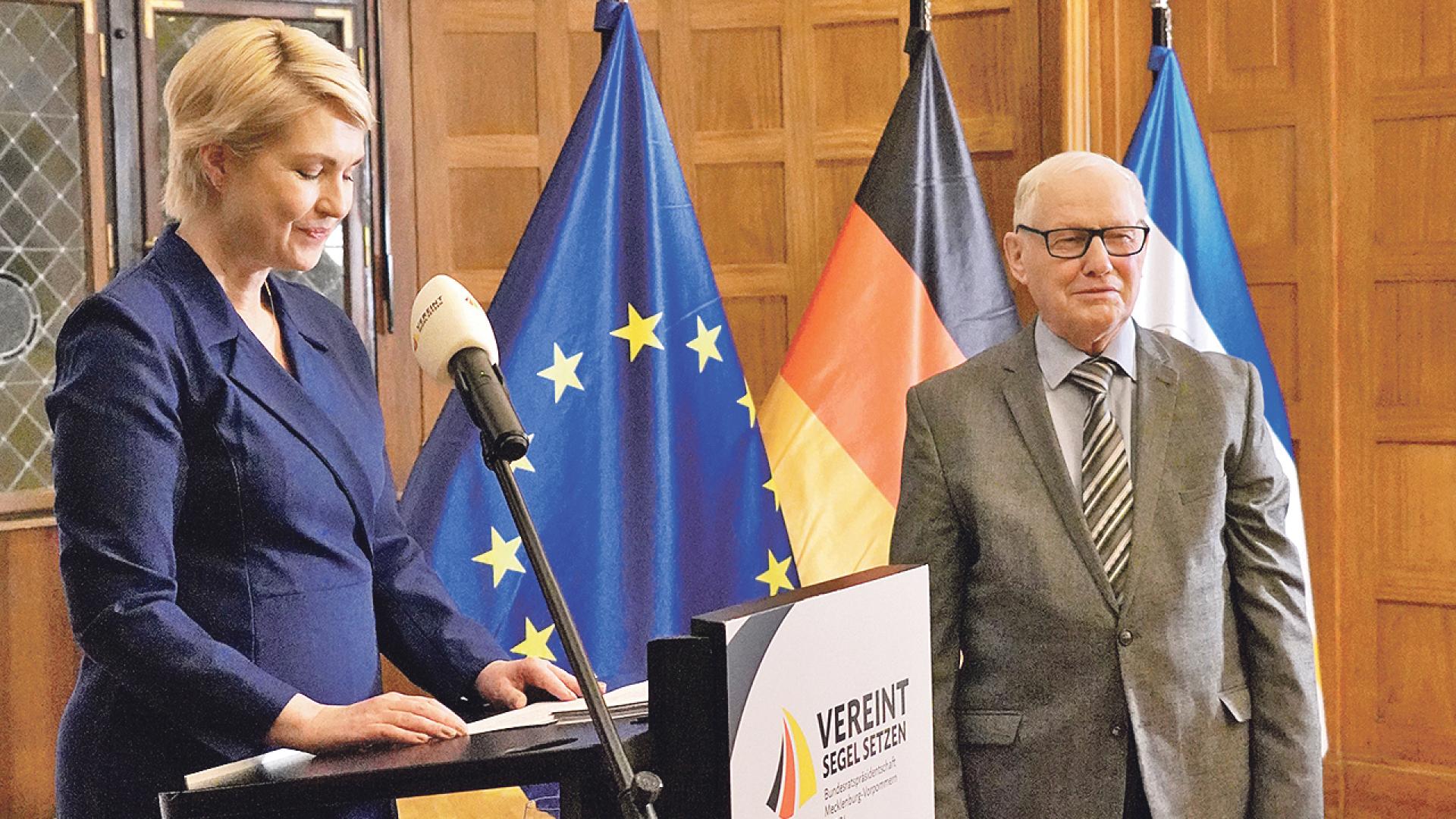 Manuela Schwesig und Diakon Christophorus Baumert