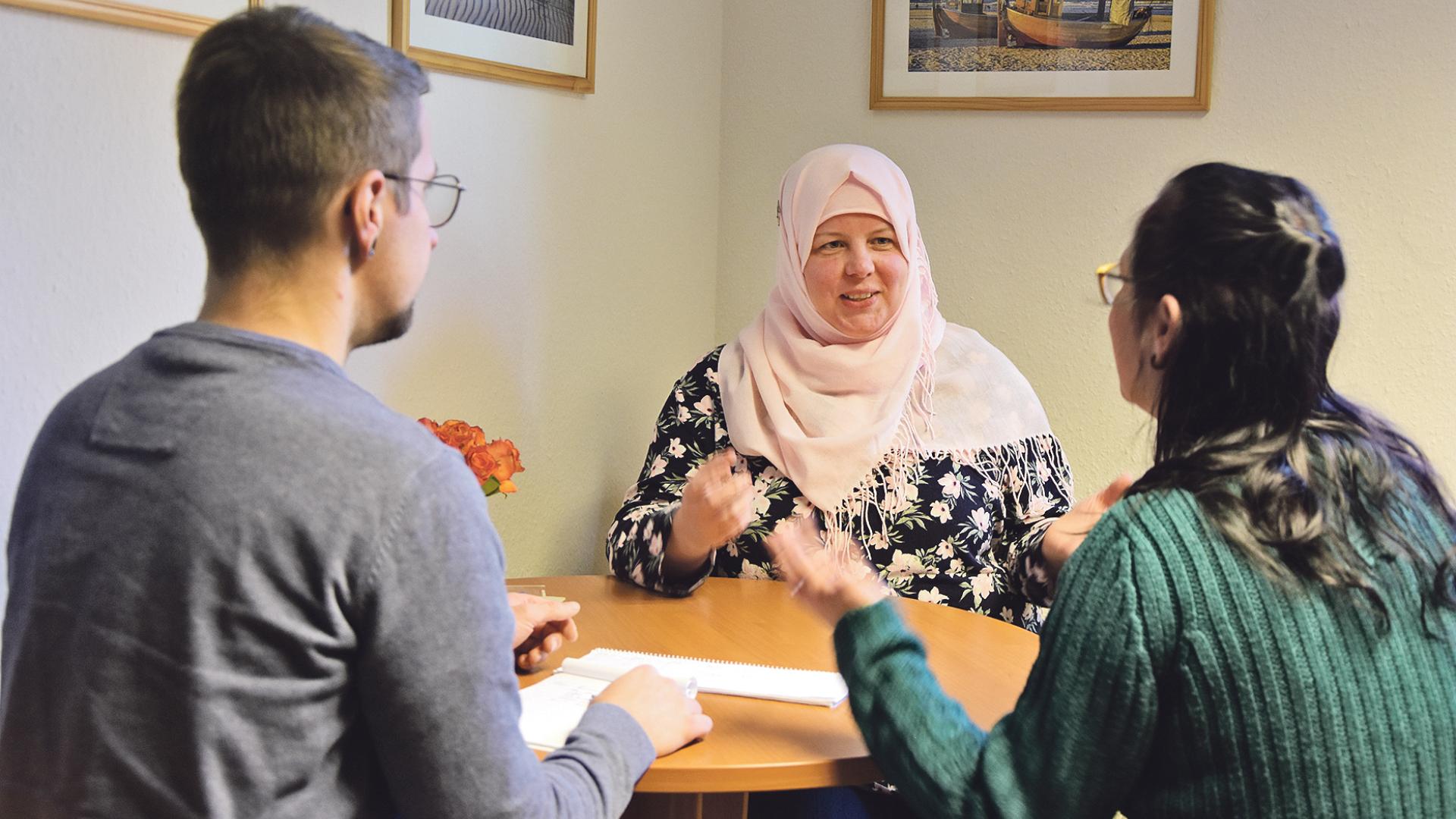 Drei Menschen im Gespräch