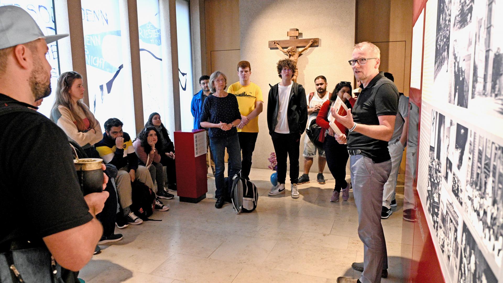 Personengruppe in Gedenkstätte der Lübecker Märtyrer. 