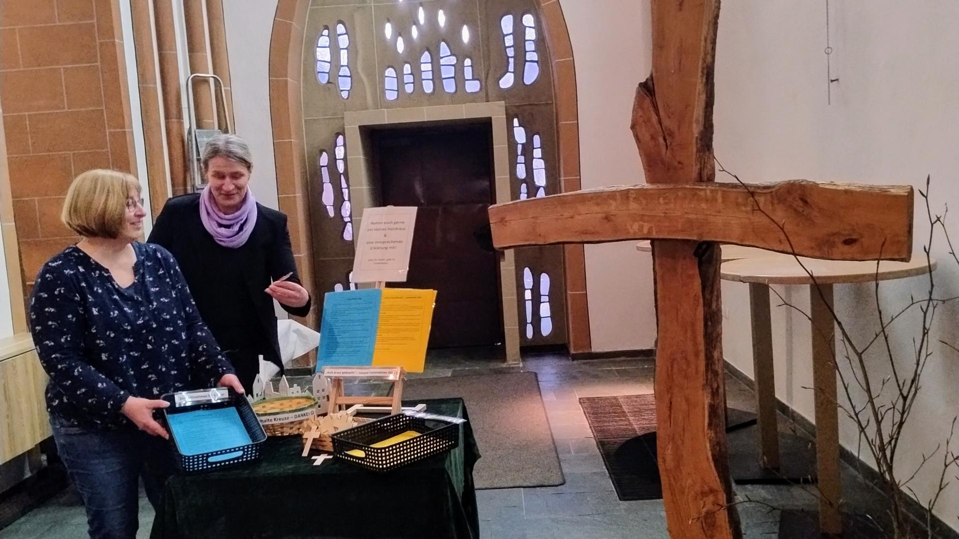 Zwei Frauen stehen in einer Kirche.