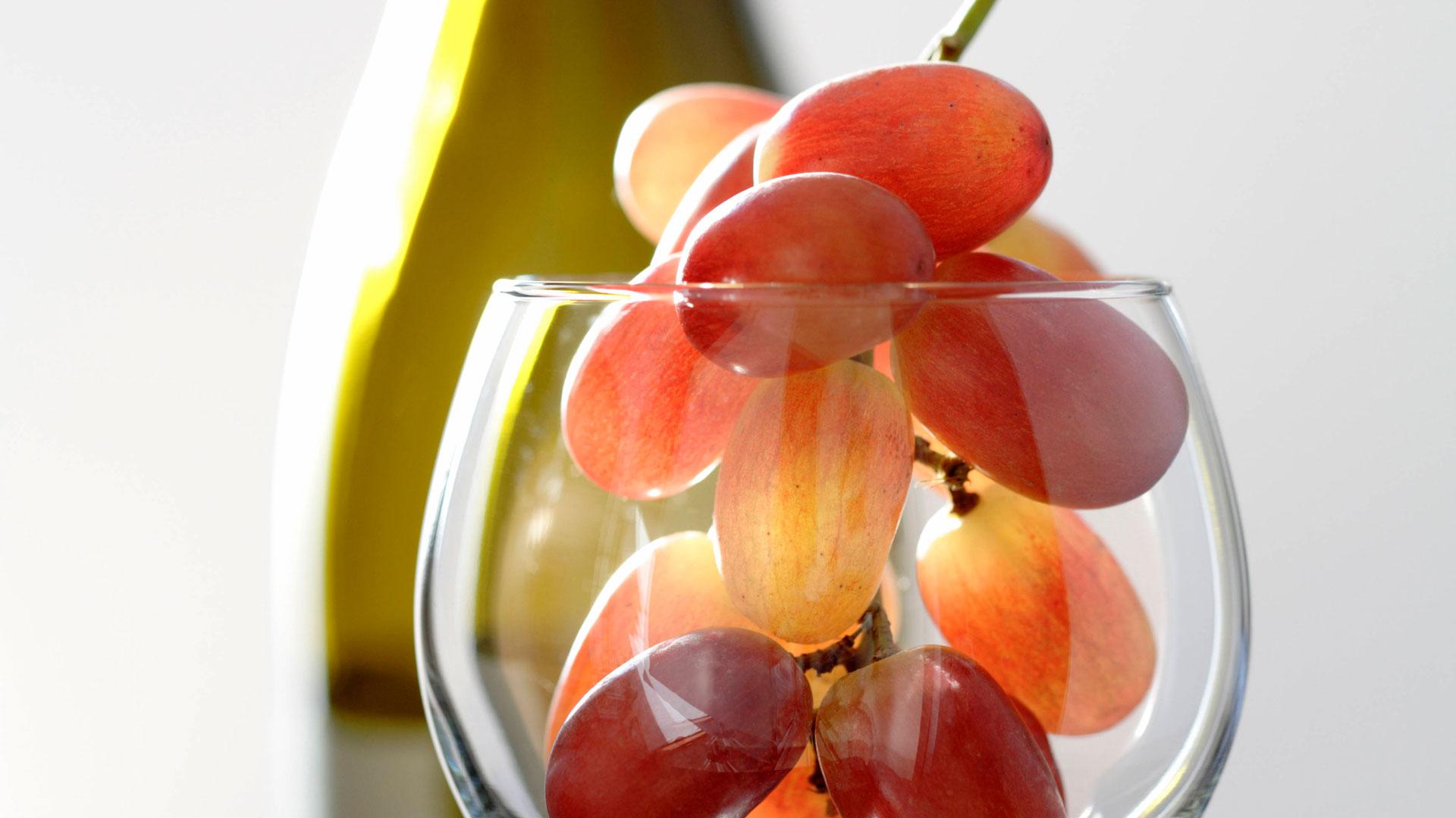 Weintrauben vor einer Weinflasche