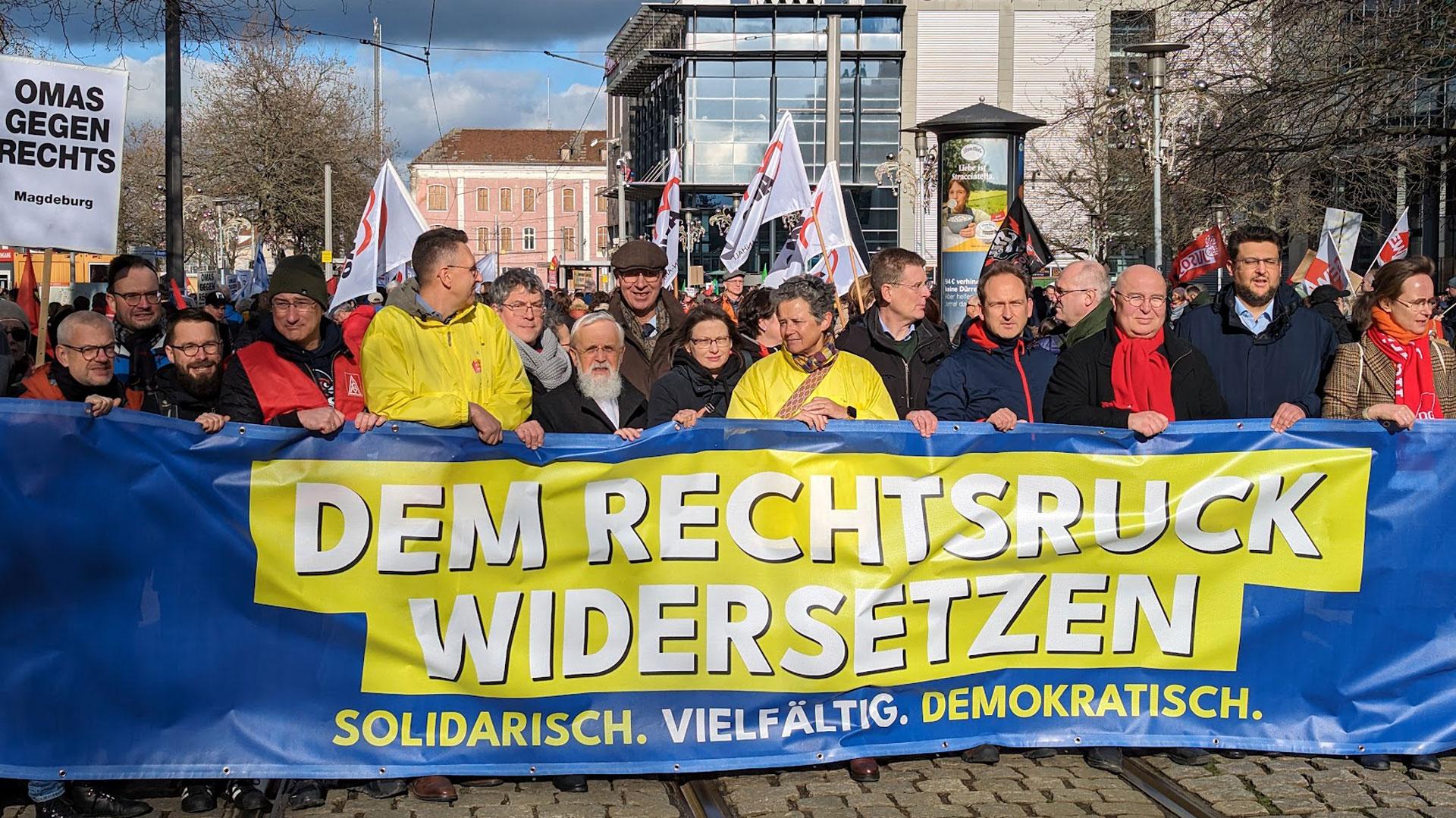 Die Bischöfe Friedrich Kramer und Gerhard Feige bei einer Demonstration gegen rechts in Magdeburg.