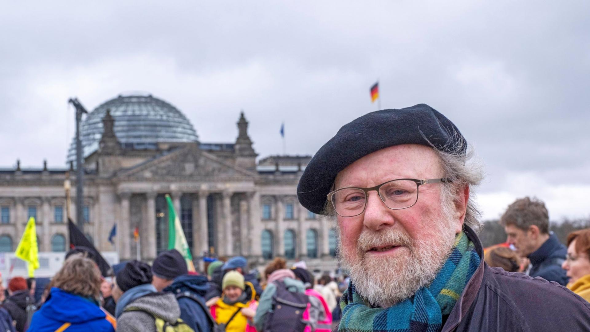 Wolfgang Thierse steht bei einer Demonstration vor dem Bundestag in Berlin