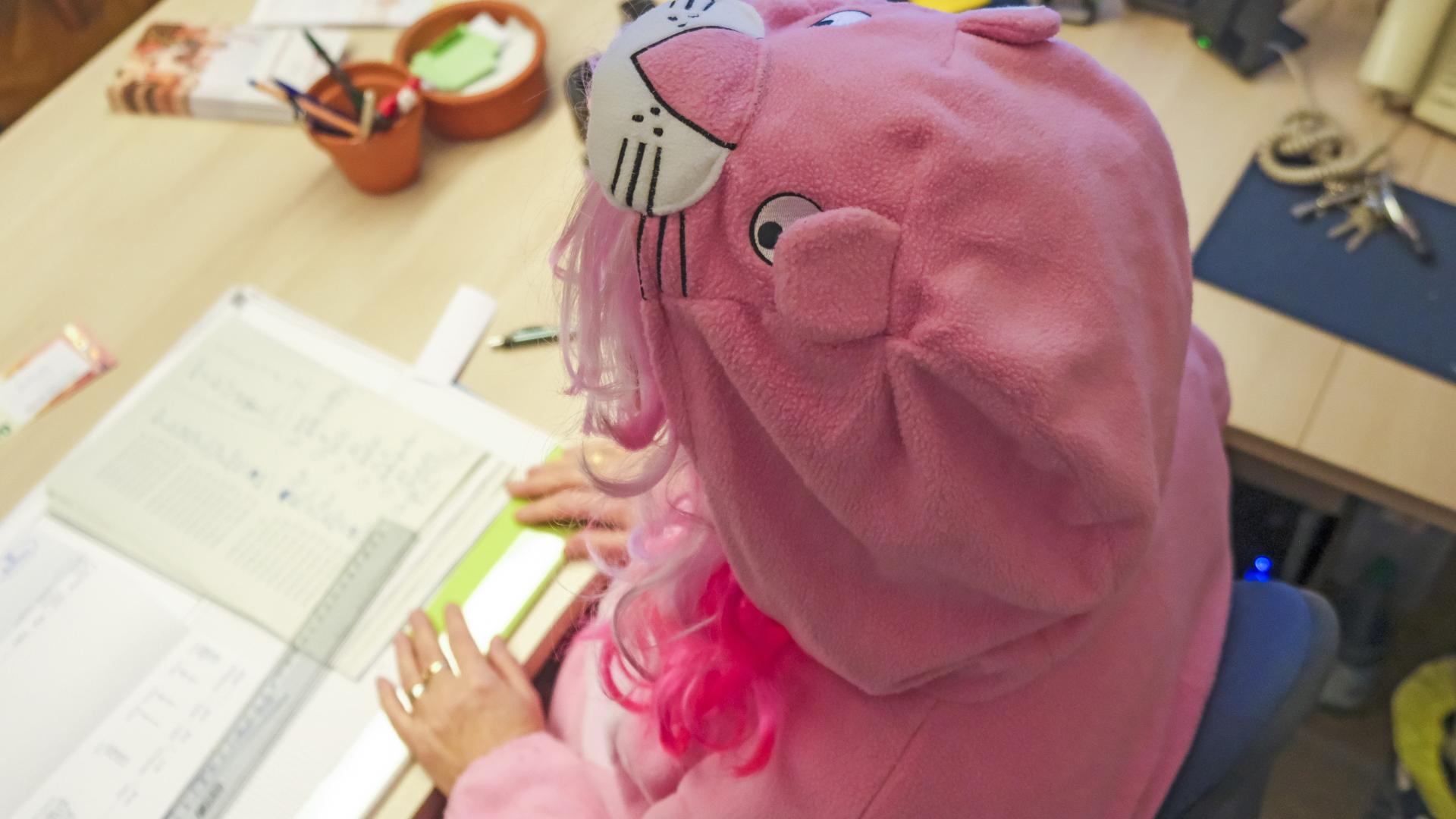 Als Pink Panther im Pfarrbüro