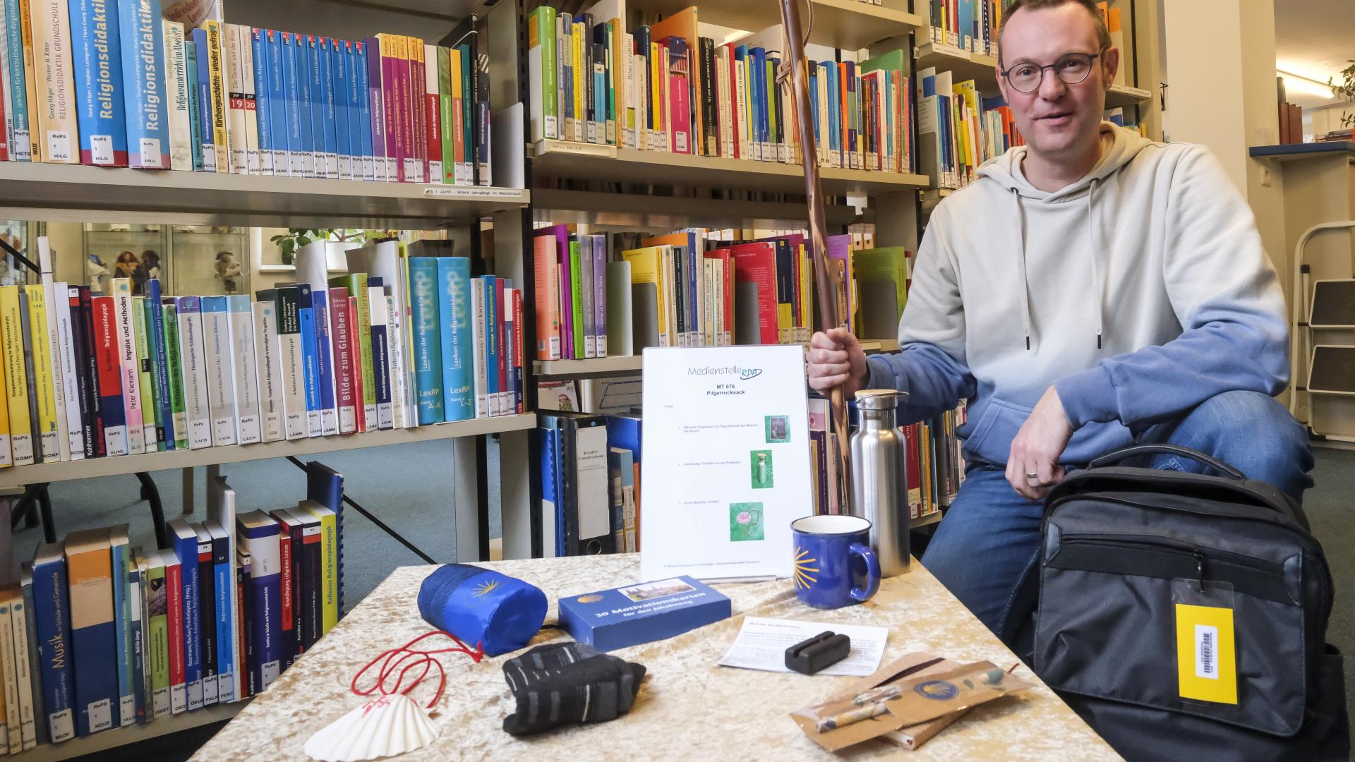 Michael Balceris zeigt Pilgerrucksack