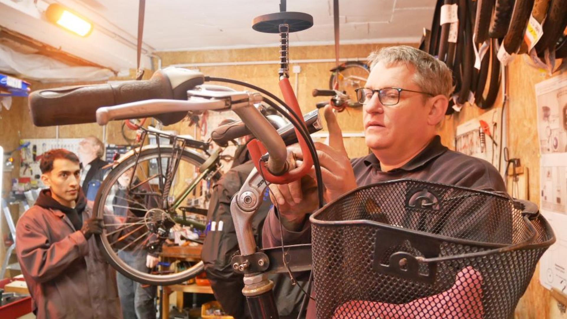 Leute in der Fahrradwerkstatt