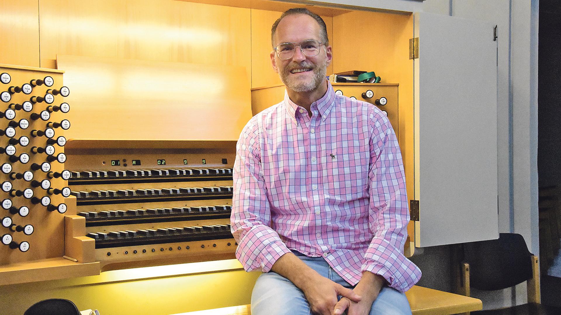 Dommusikdirektor Christian Weiherer vor dem Pult der Beckerath-Orgel im St. Marien-Dom. 