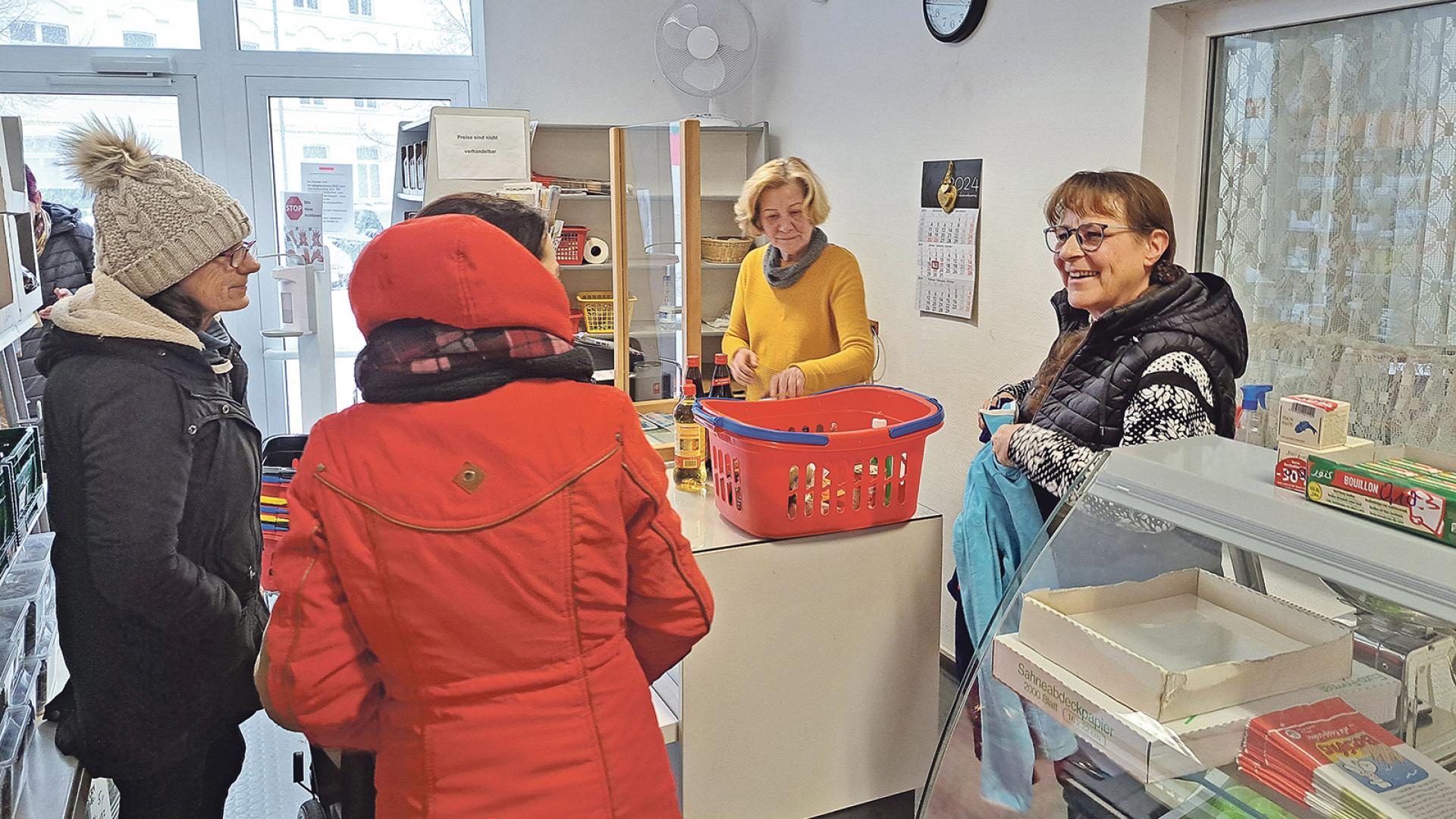 Kundinnen im Carisatt-Laden