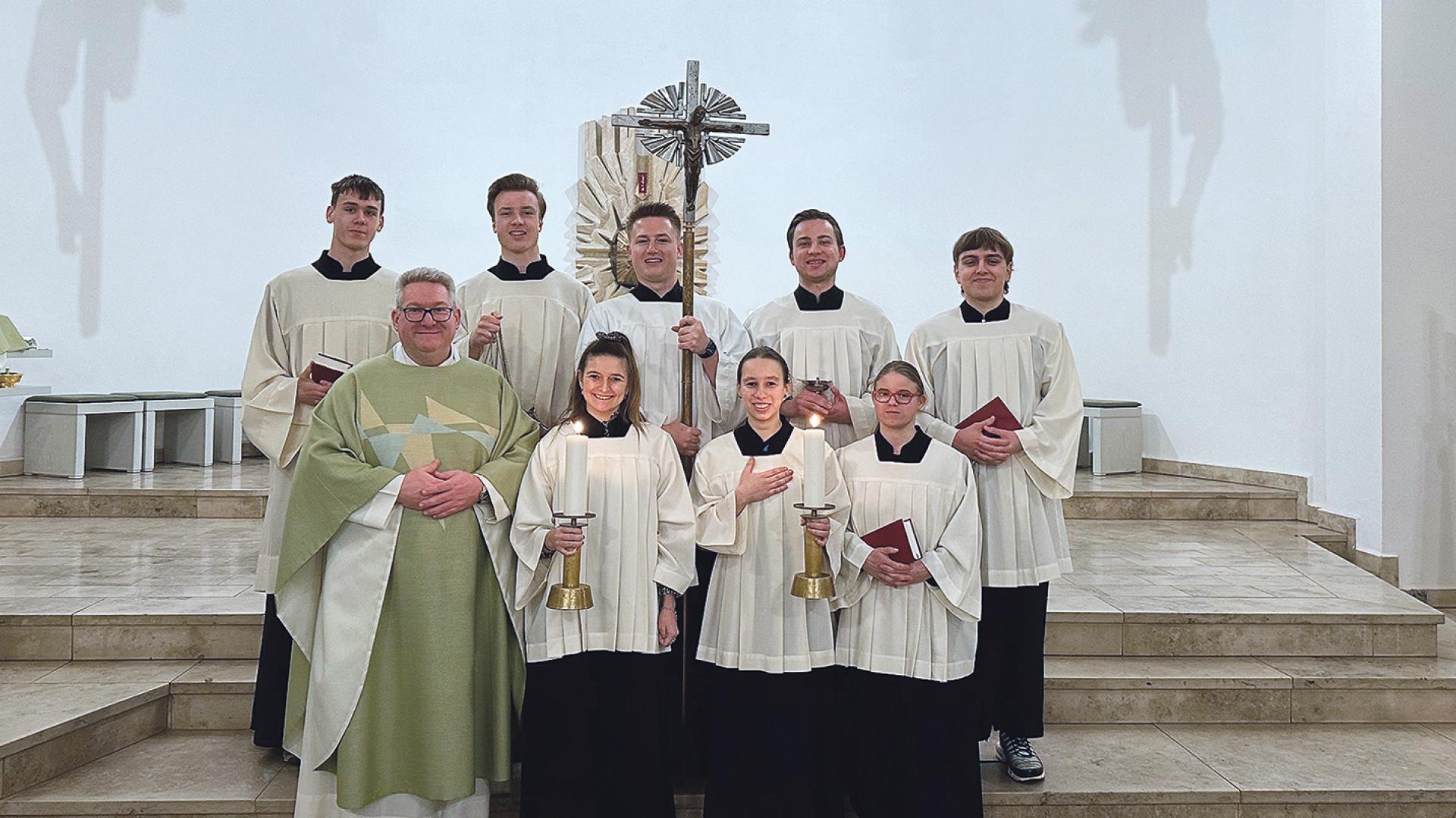 Pastor und Sprecher als Ministranten am Altar