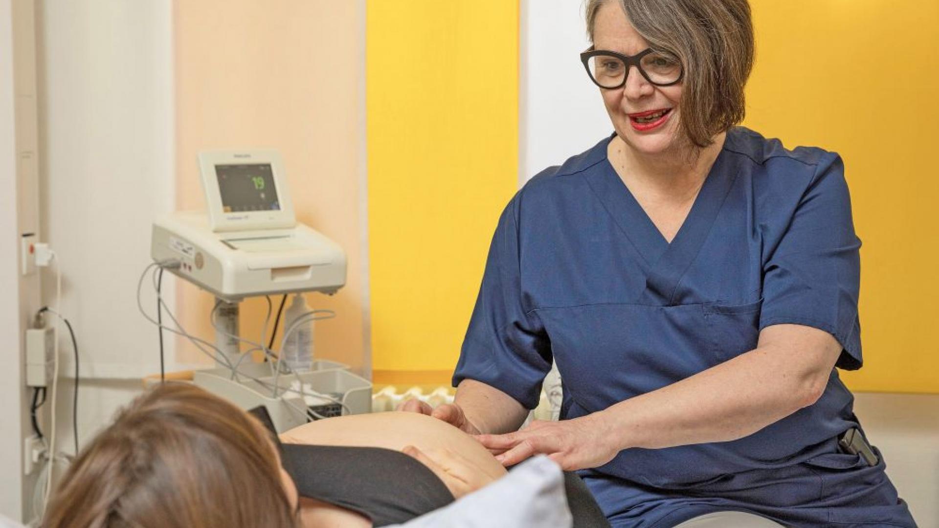 Hebamme kümmert sich um Schwangere