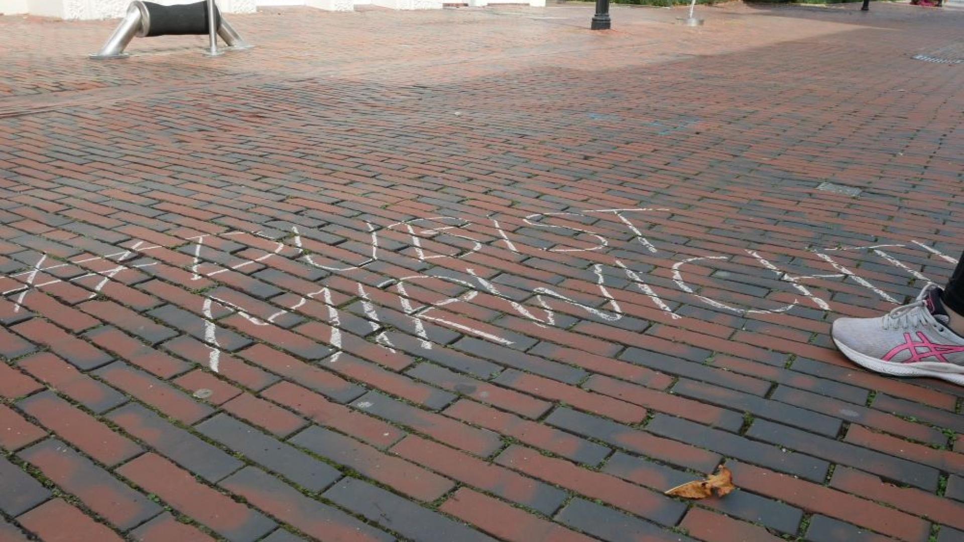 Kreideschrift auf dem Pflaster