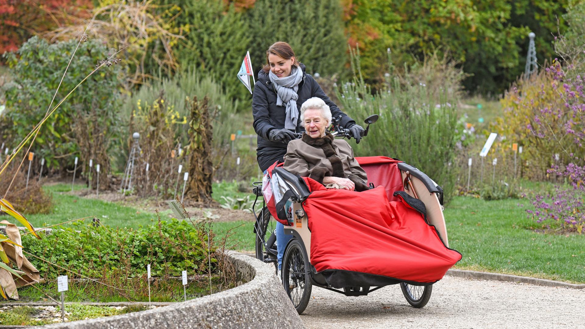 Ehrenamtliche, Seniorin, Rikscha