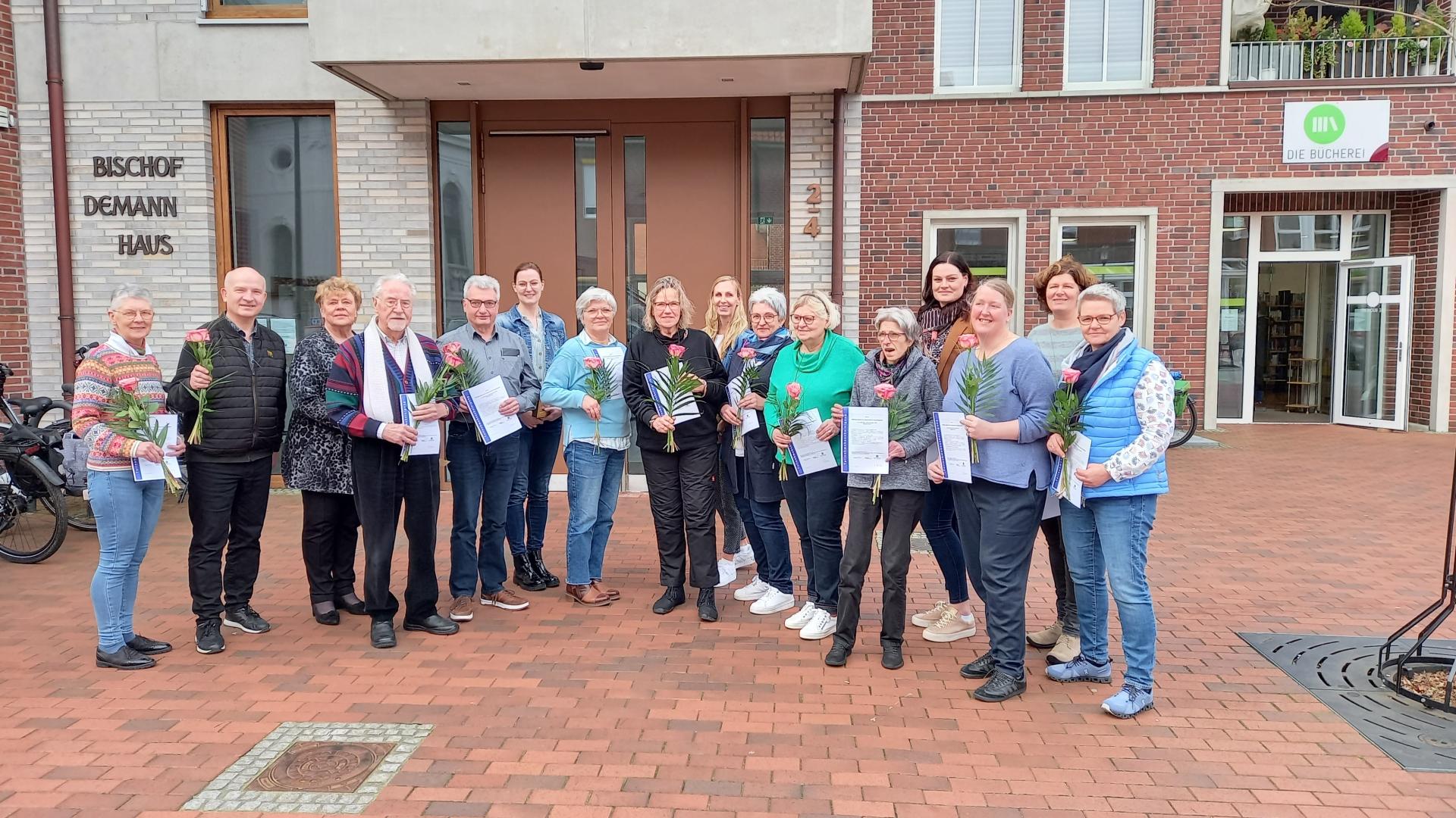 Viele Menschen stehen vor einem Haus