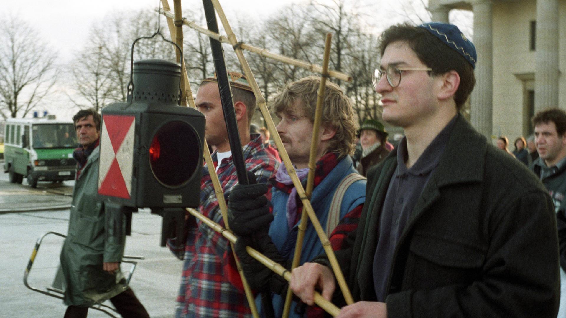 Demonstranten am Tag nach dem Brandanschlag auf die Lübecker Synagoge