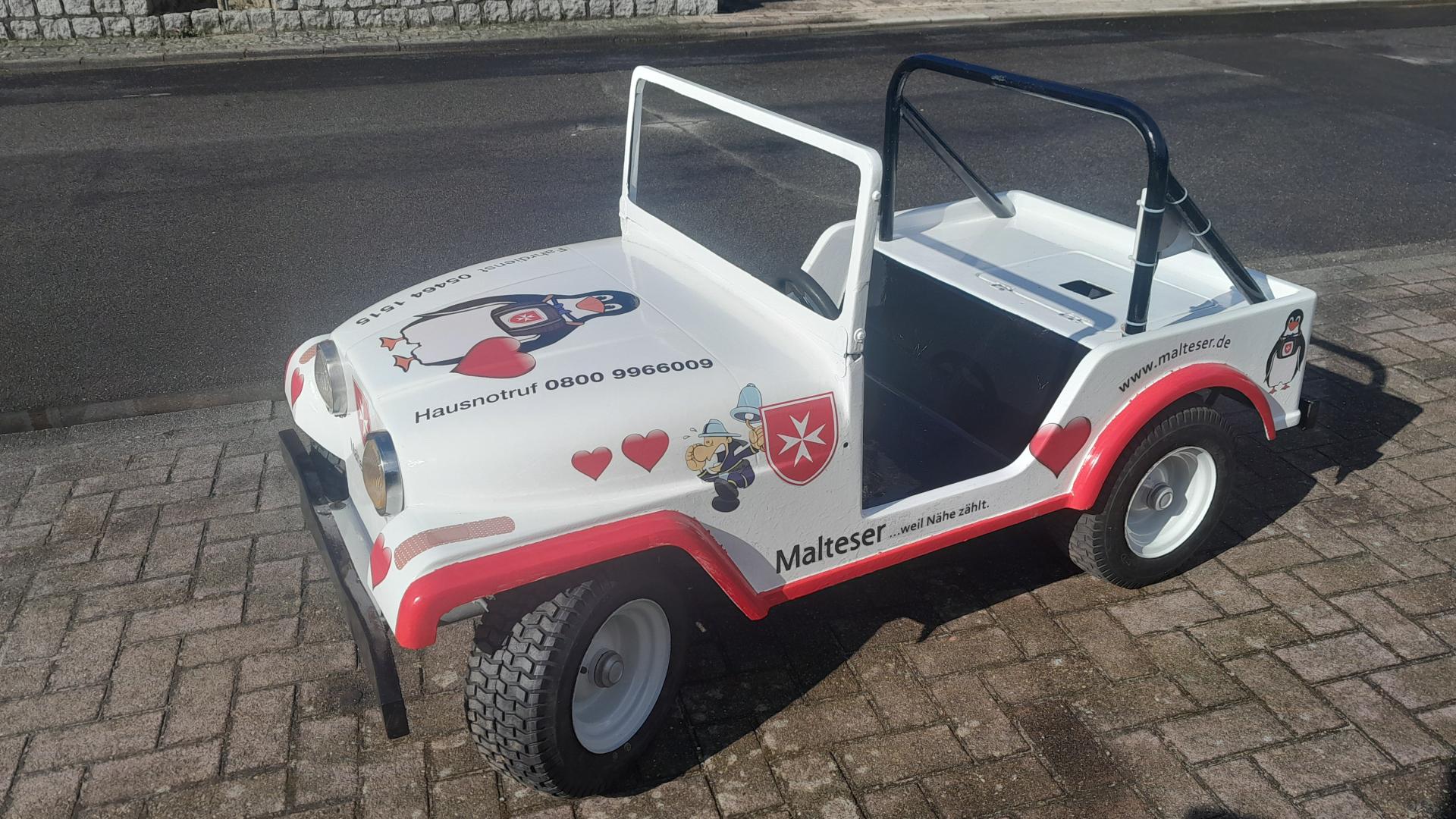 In einem Spielzeugauto können kleine Kinder fahren