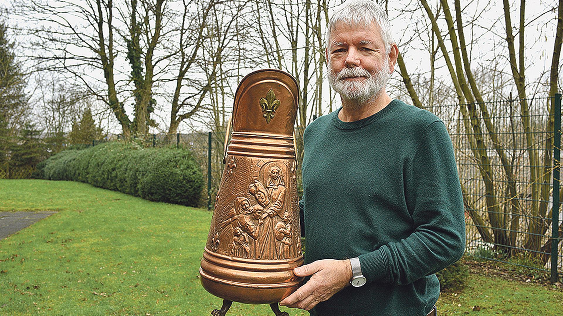 Georg Hillenkamp zeigt eine Kohlenkanne mit Elisabeth-Motiv.