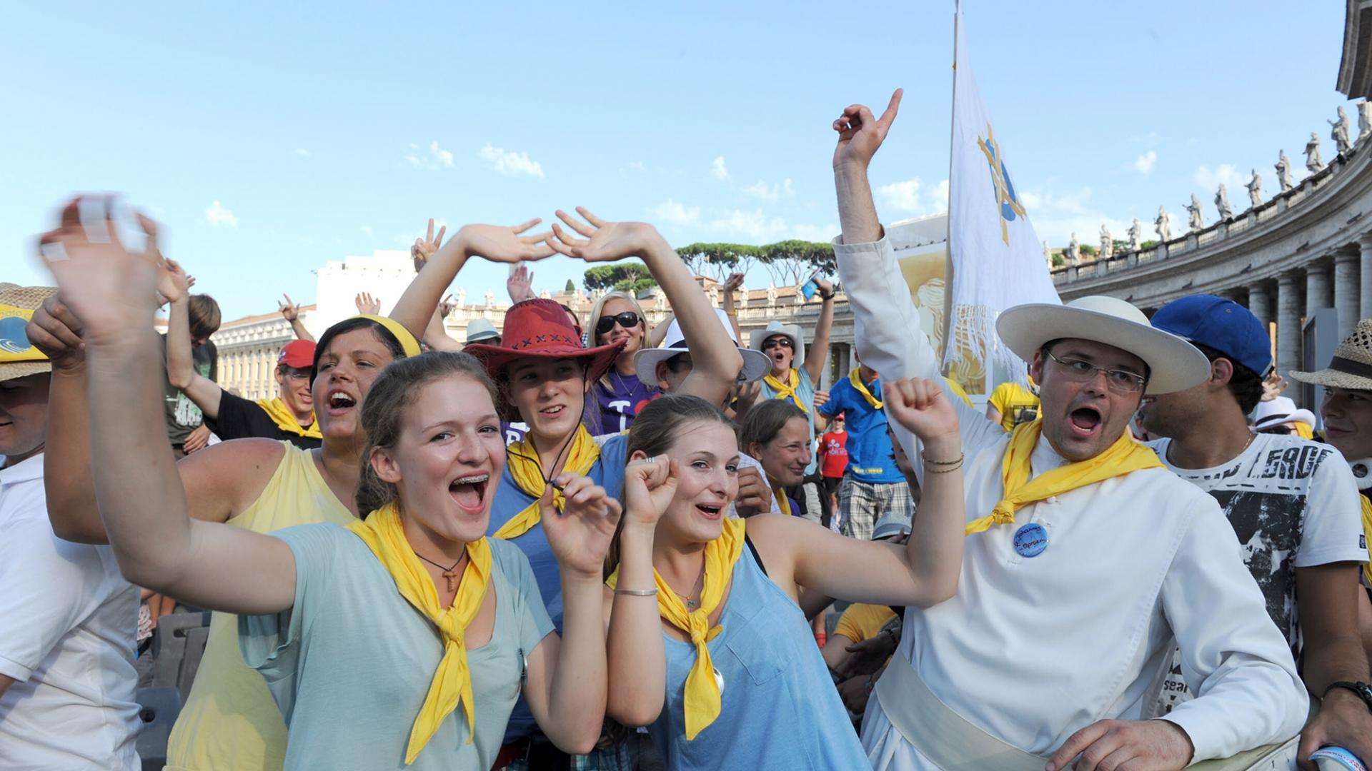 Jugendliche und ihr Kaplan feiern bei der Internationalen Ministrantenwallfahrt 2010 auf dem Petersplatz in Rom.