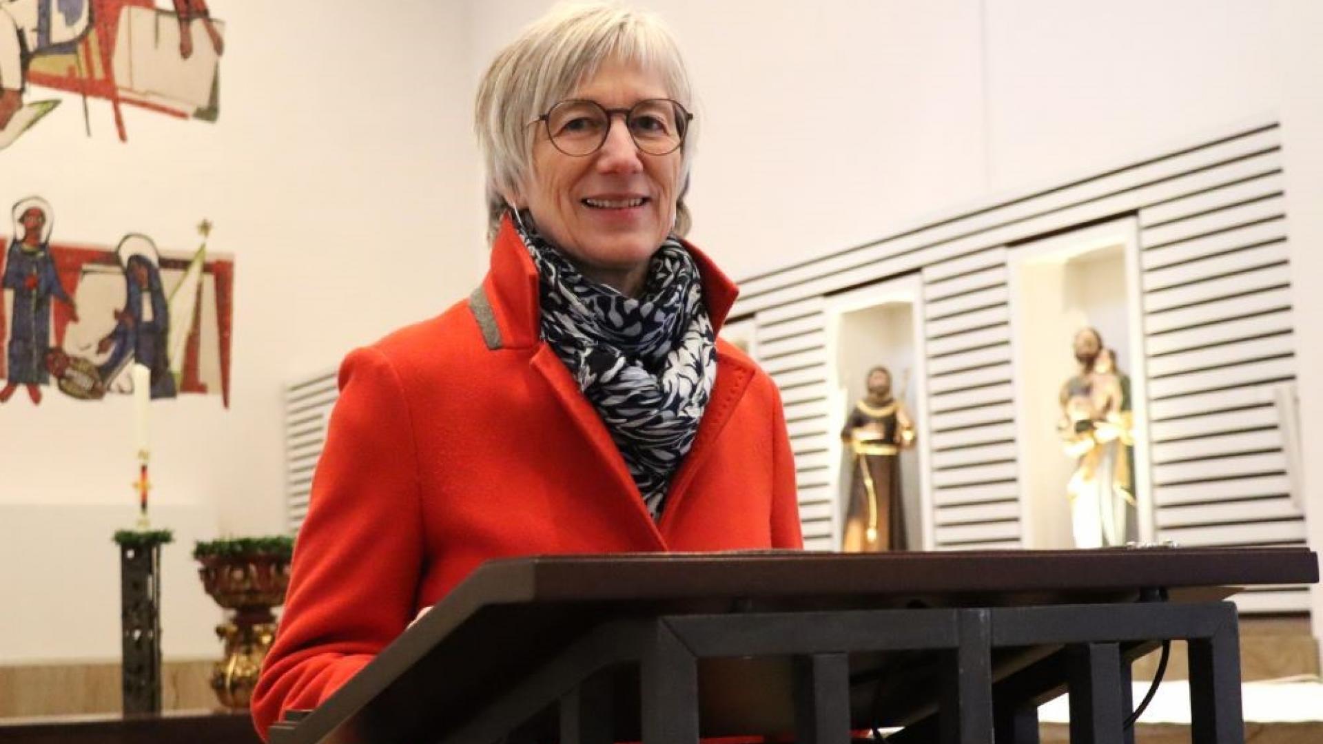 Frau am Ambo in der Kirche