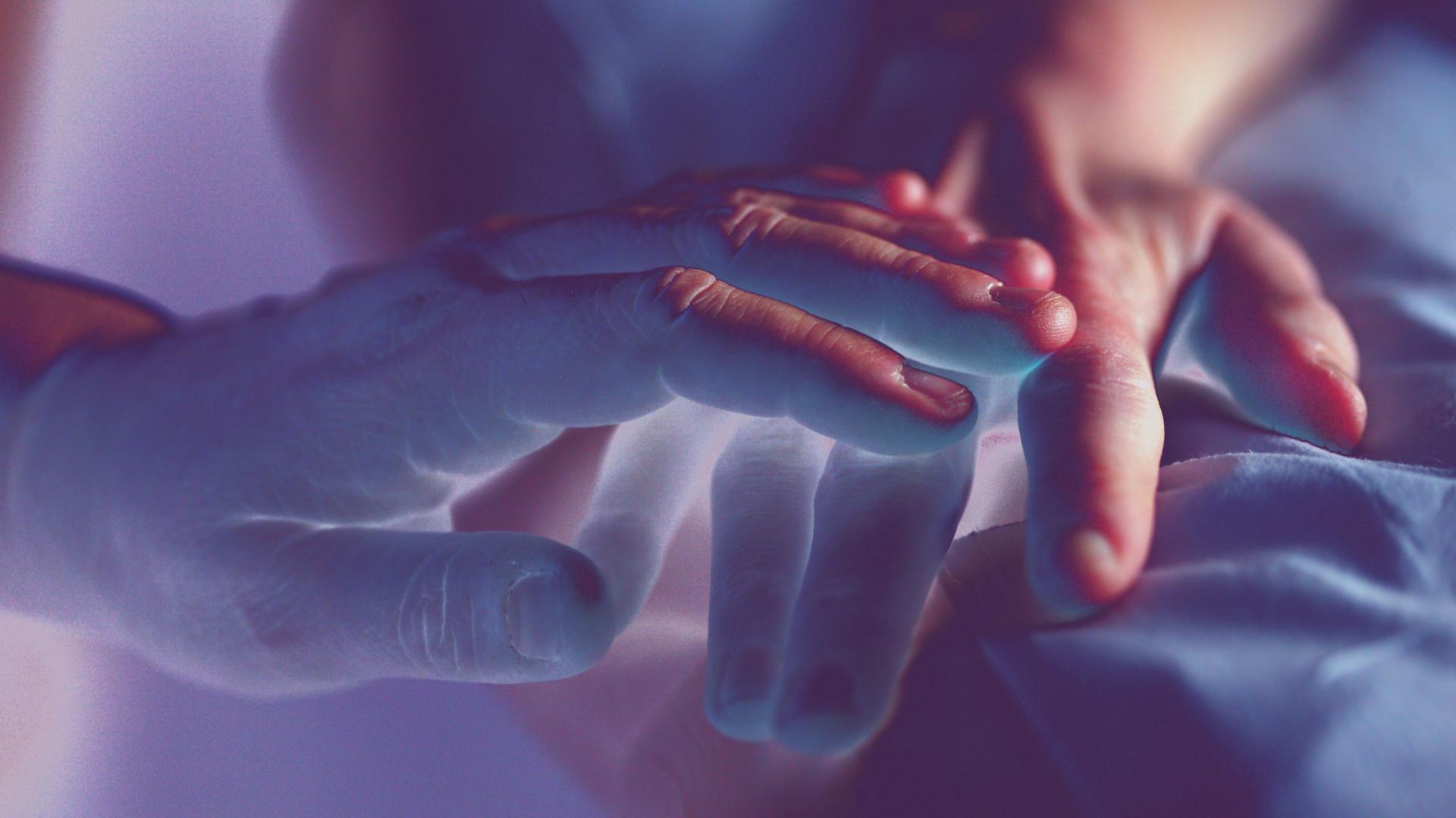 Zwei Hände, die sich berühren