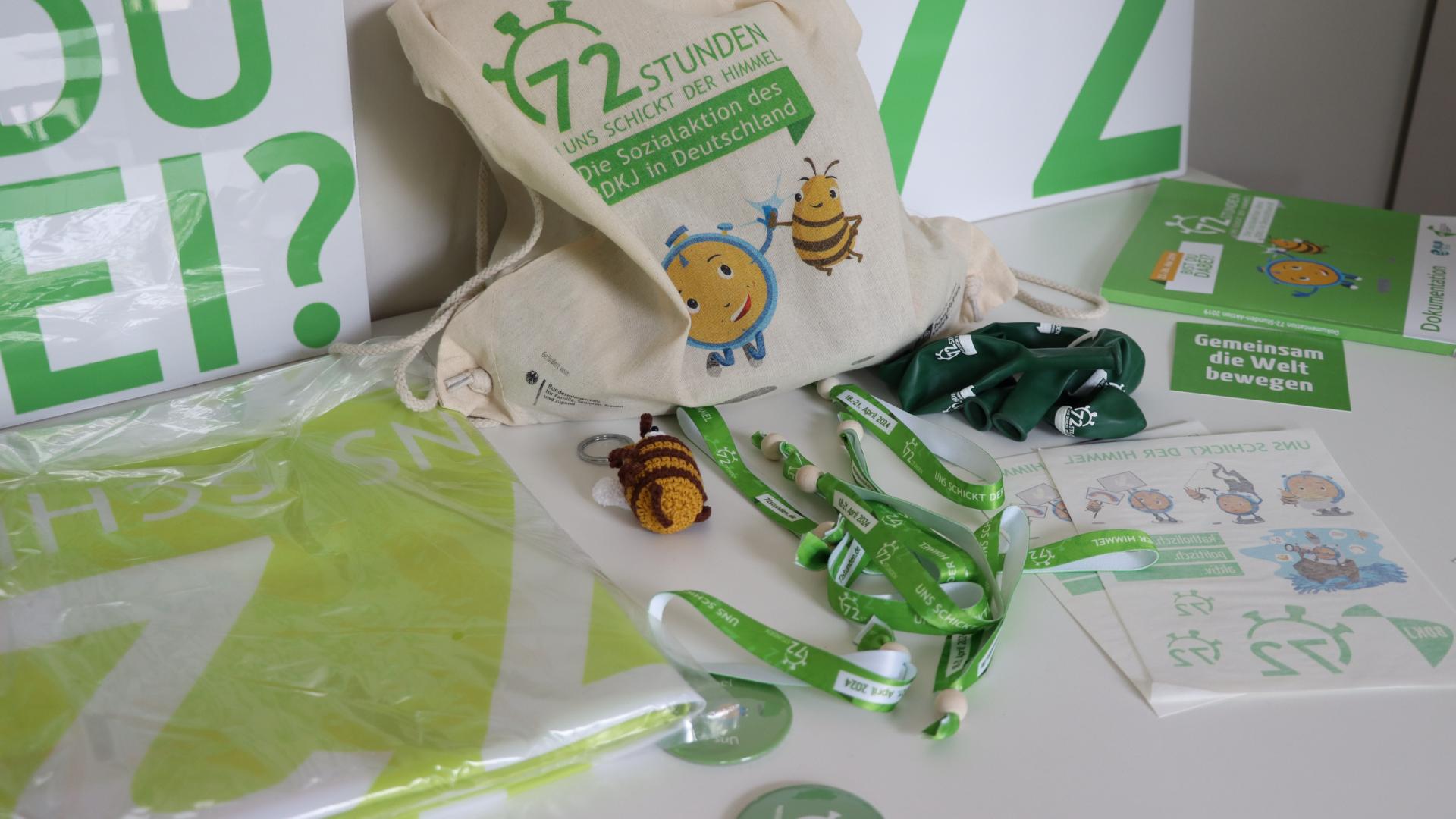 Mehrere Kleinteile mit dem Symbol der 72-Stunden-Aktion