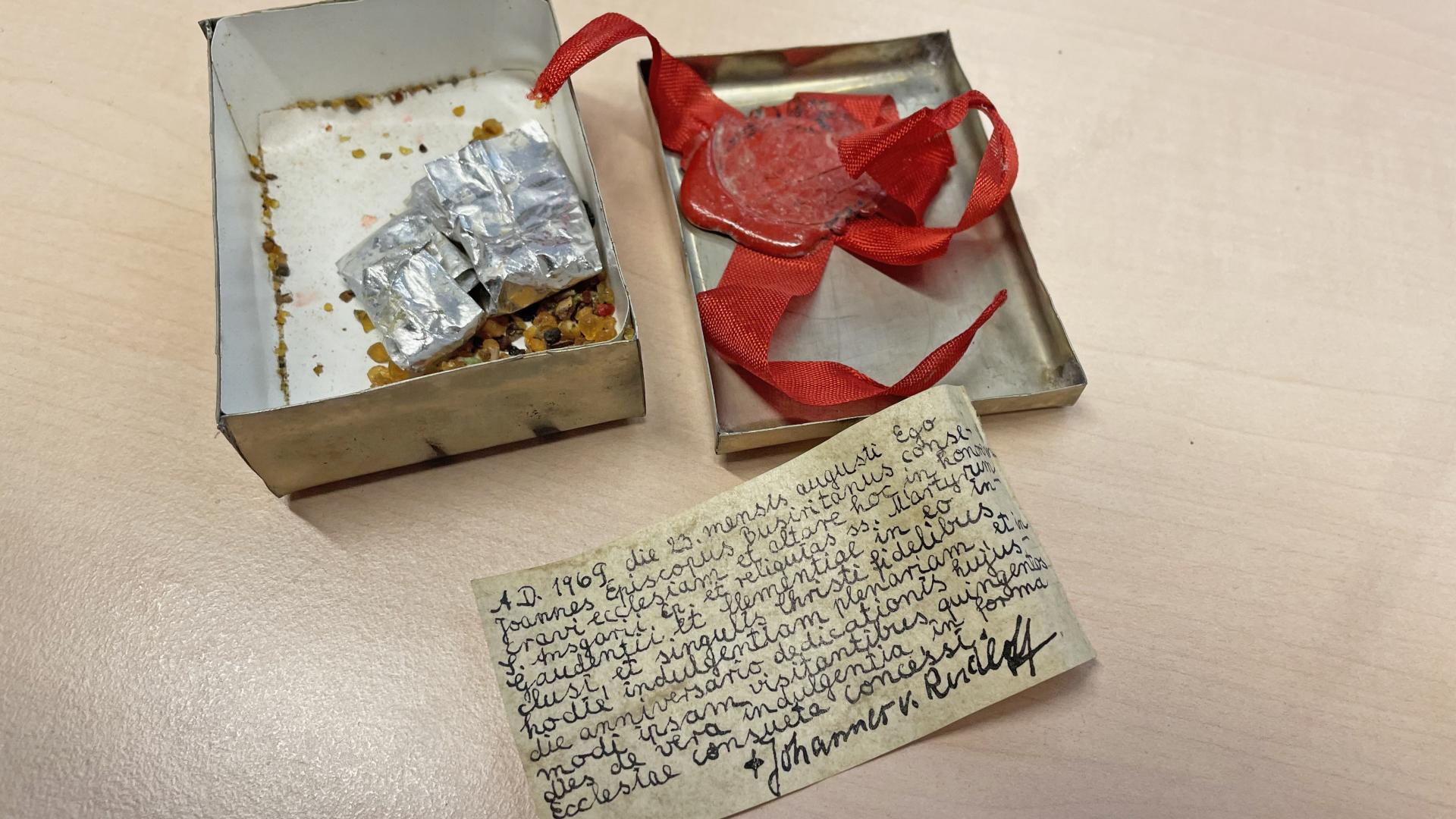 Schachtel mit Weihrauch und einem Notizzettel