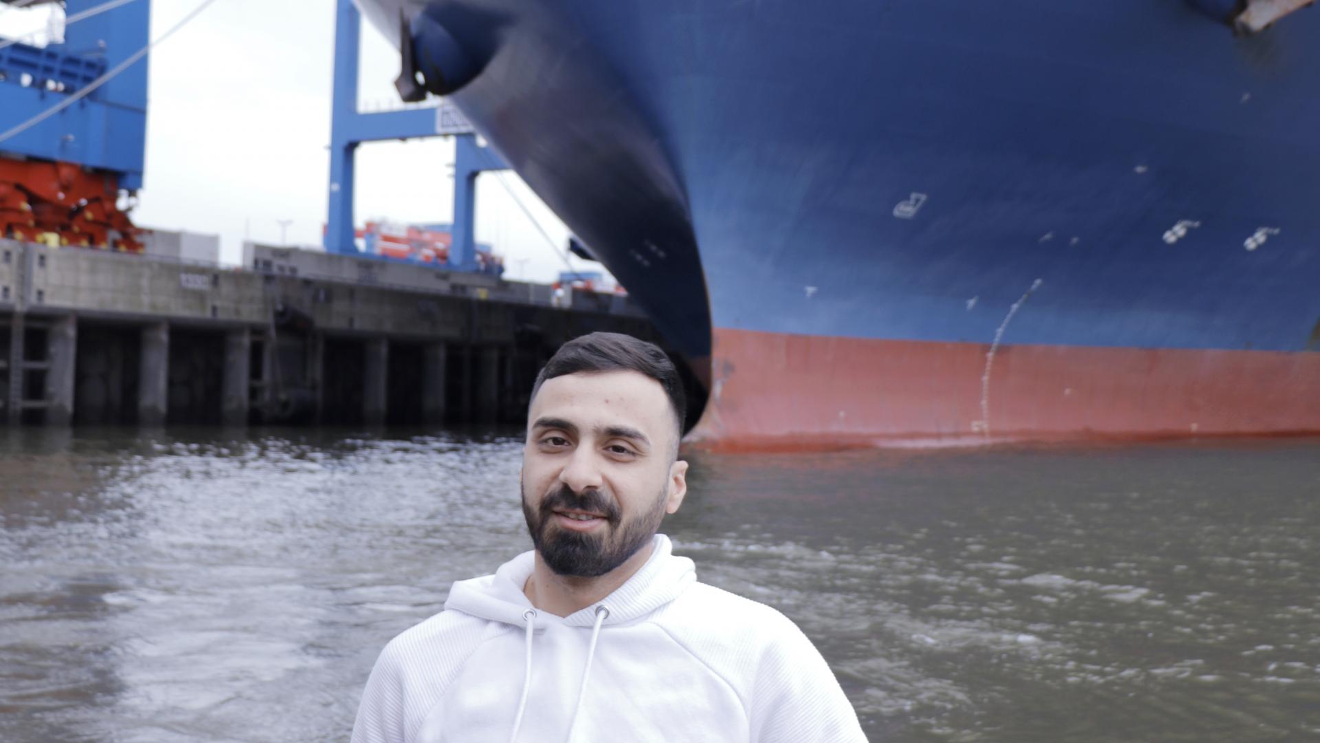 Mann vor Containerschiff