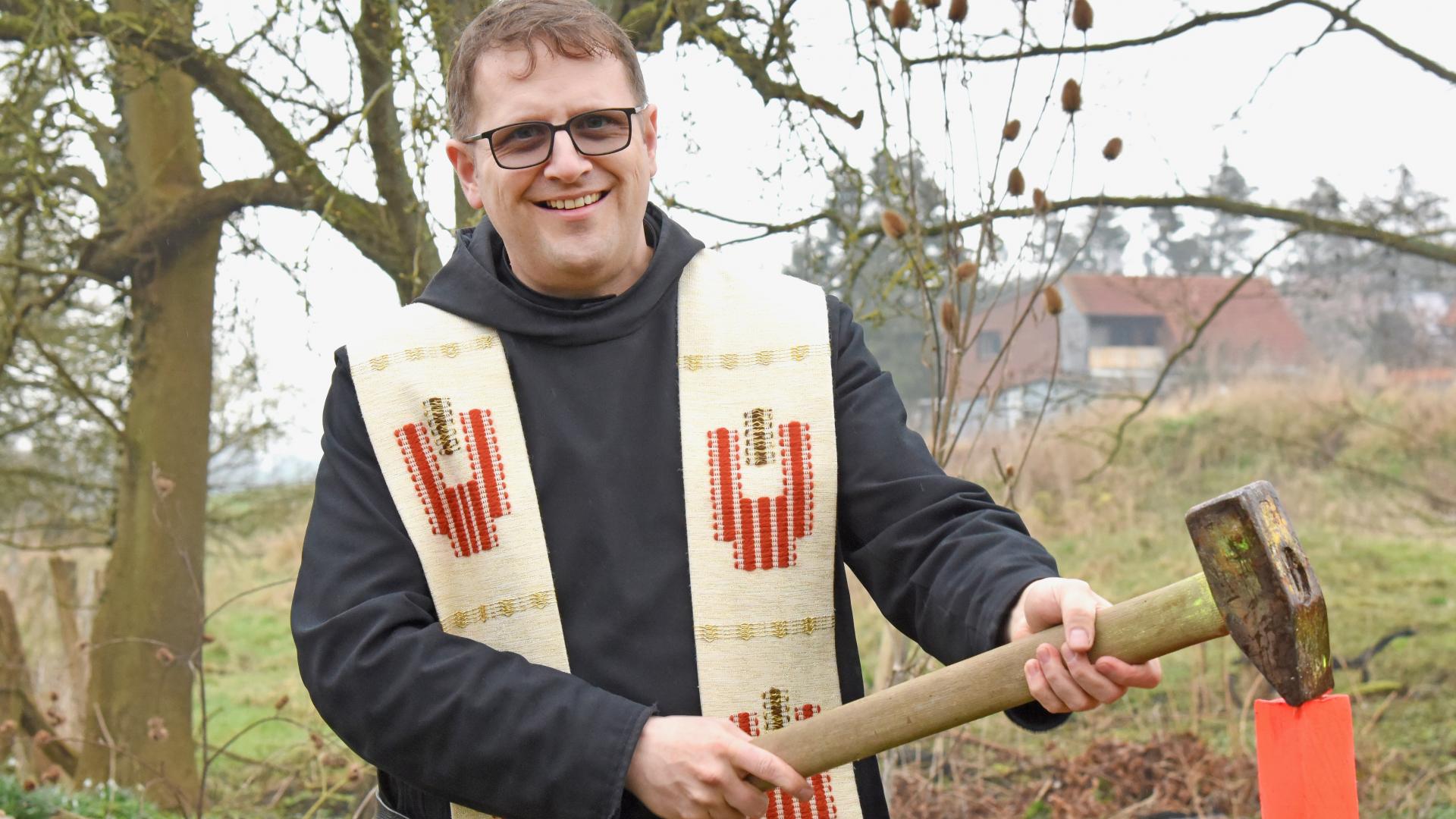 Bruder Lukas mit Hammer