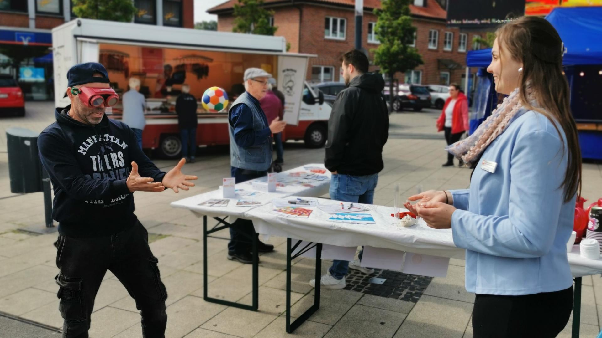 Ein Infostand auf dem Wochenmarkt