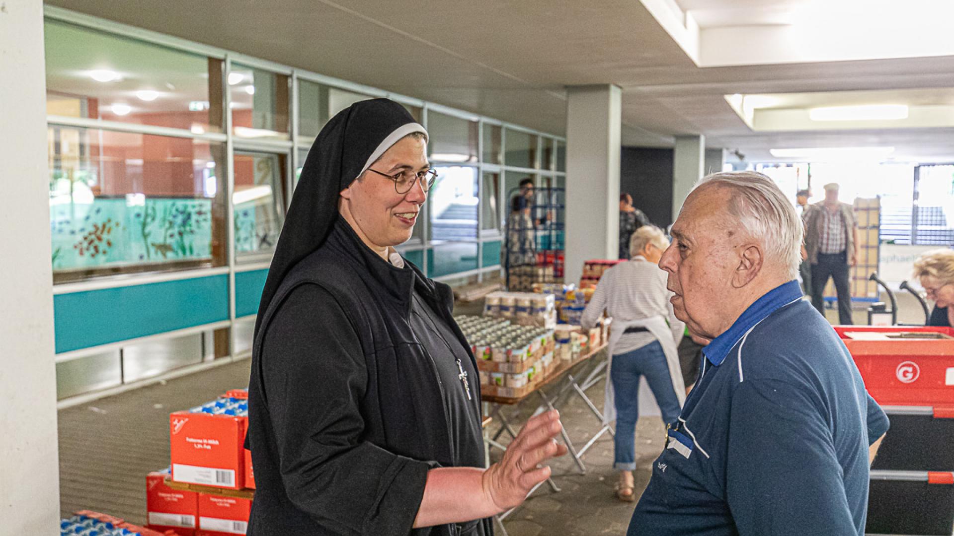Schwester Deodata in der Ausgabestelle für Lebensmittel in der Raphaeloase in Bremen